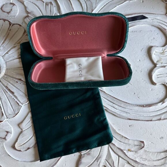 Gucci green velvet glasses case with cleaning cloth - Picture 1 of 7